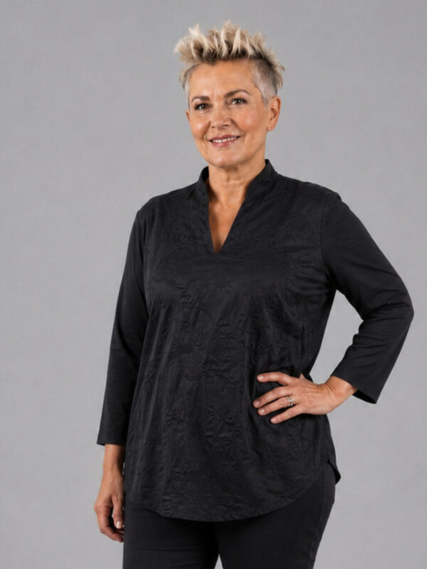 Sort bluse med smart halsudskæring
