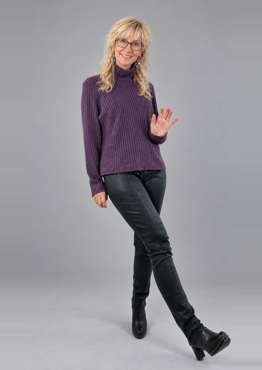 Strikbluse med rullekrave i lilla uld