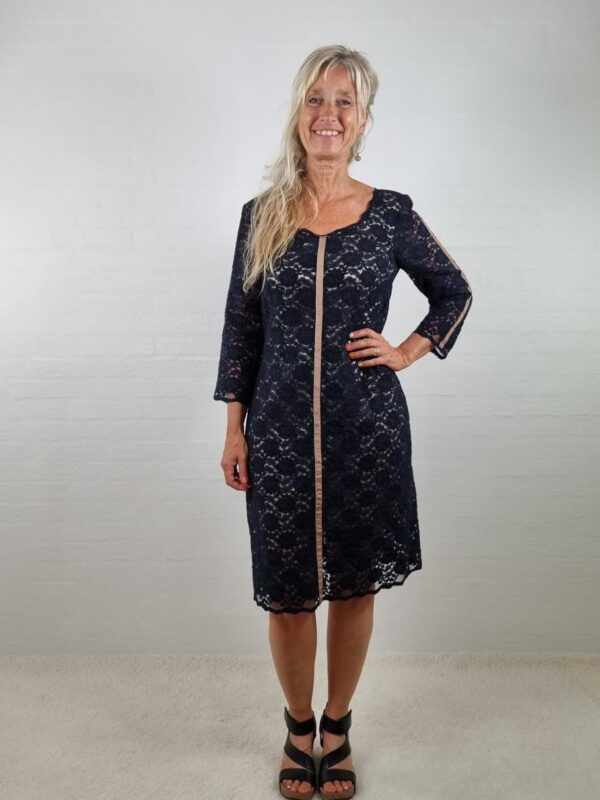 Mørkeblå blondekjole med stribe