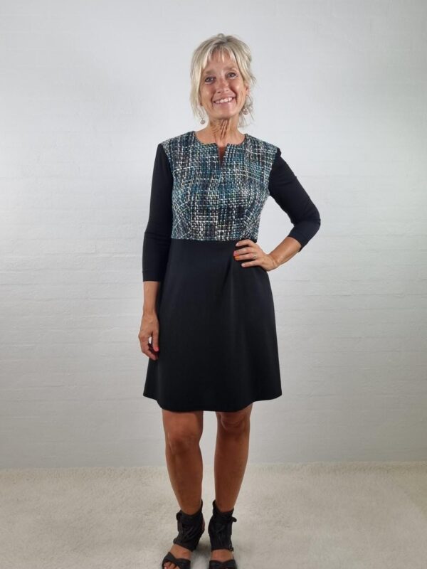 Sort kjole med blå/grøn detalje