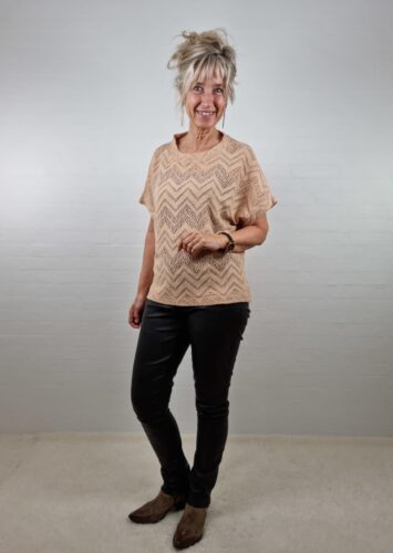 Nude vest med hulmønster