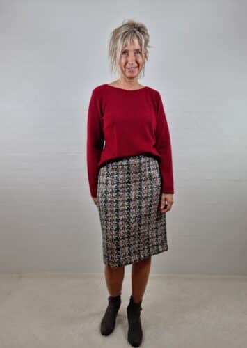 Vinrød strik med bådudskæring