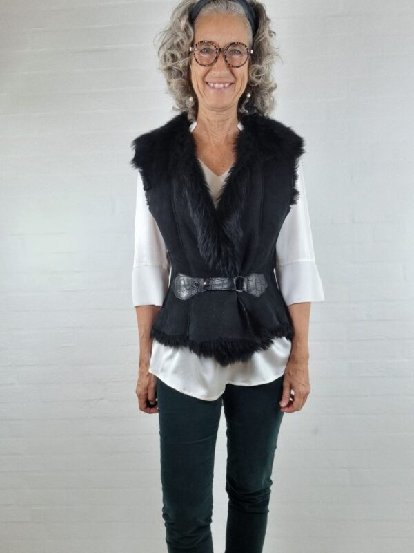 Sort pelsvest i Toscana-lam