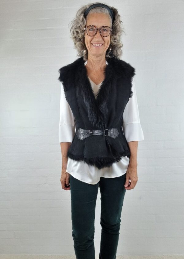 Sort pelsvest i Toscana-lam