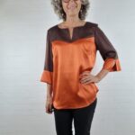 Orange brune silkebluse m bådudskæring