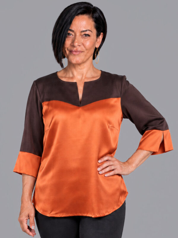 Silkebluse bådudskæring orange/brun set forfra tæt på