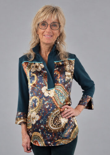 Paisley silkebluse med skinddetaljer i isblå