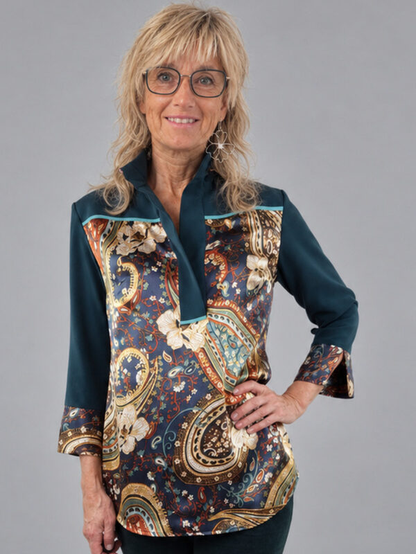 Paisley silkebluse med skinddetaljer i isblå