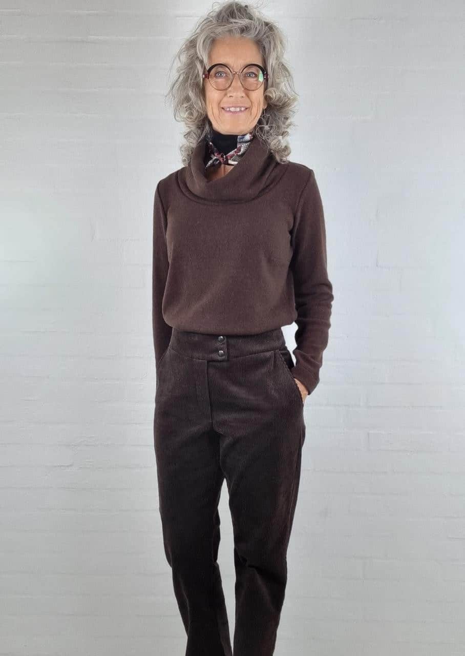 brun uldstrikbluse med rullekrave