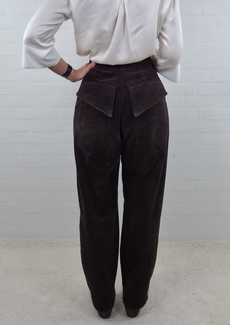Brune fløjlsbukser med læg og højtalje