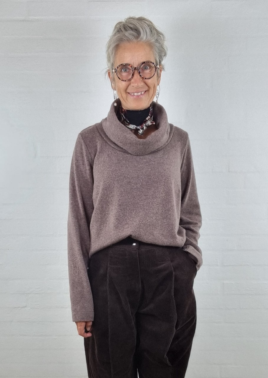 Gråbrun uldstrikbluse med rullekrave