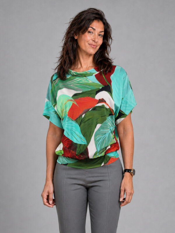 Tyrkisgrøn rød jersey bluse m bladprint, set forfra