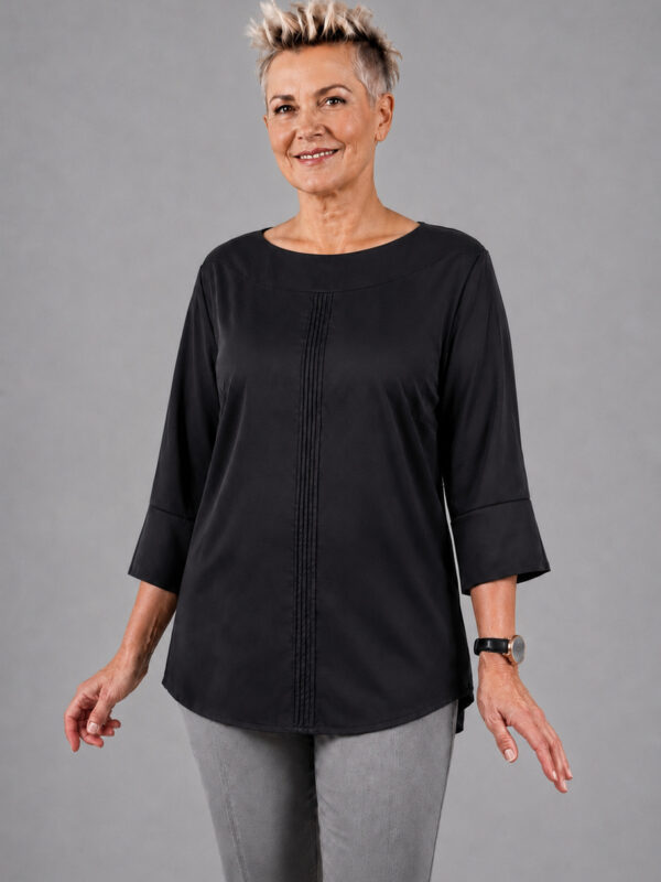 Sort silke bluse med bisser, set forfra