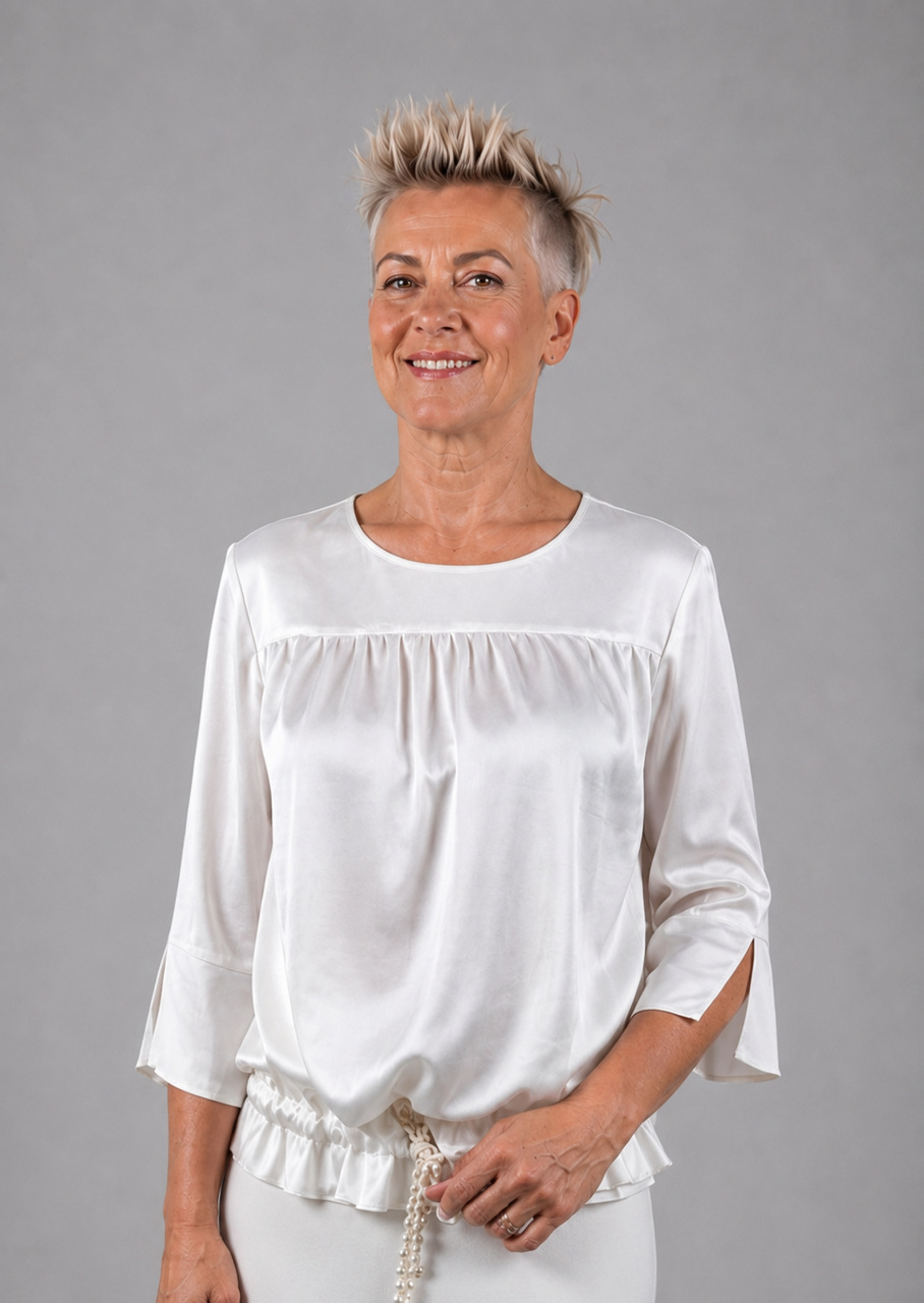 Råhvid silkebluse med bådudskæring, set forfra