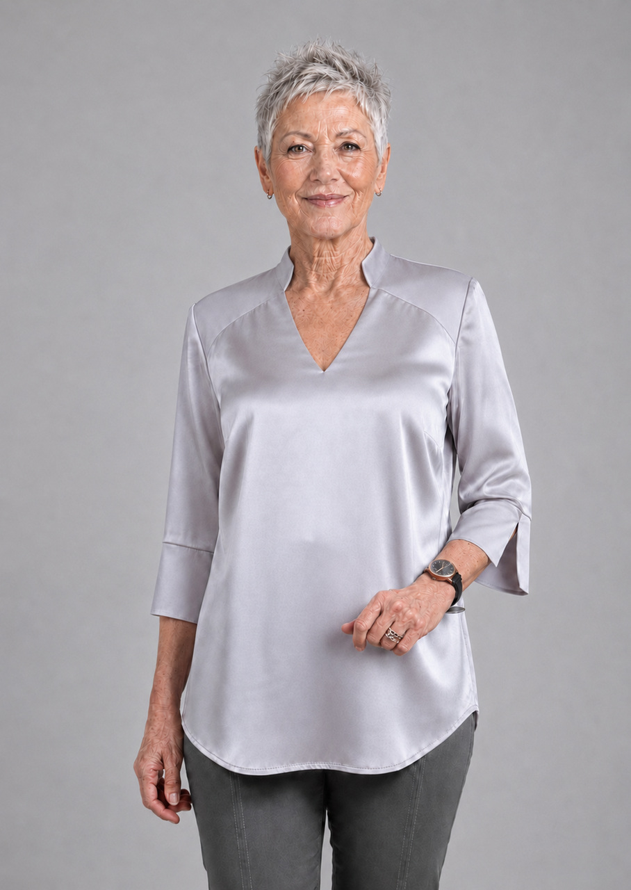 Lys lilla silke bluse med V-udskæring, set forfra