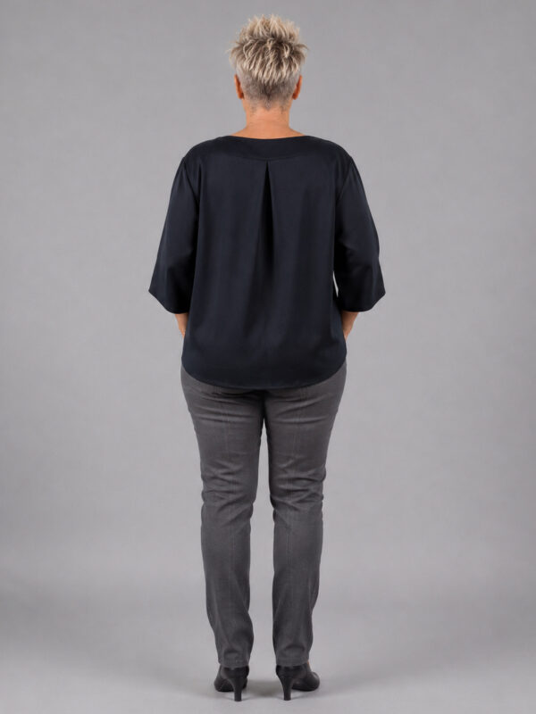 Sort silke bluse med bisser, set bagfra