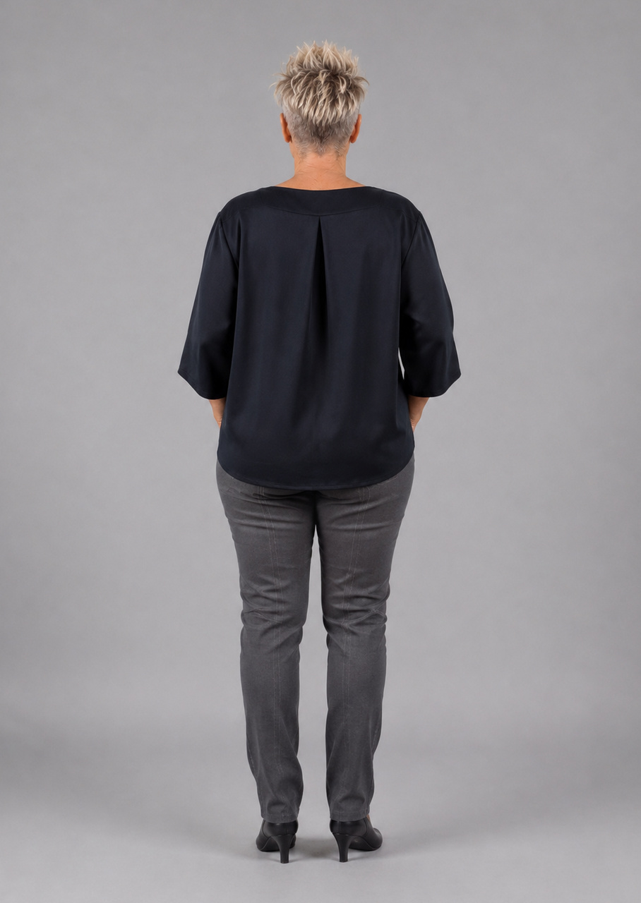 Sort silke bluse med bisser, set bagfra