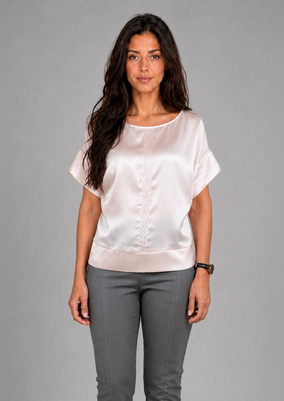 Nude silke bluse med bådudskæring, set forfra