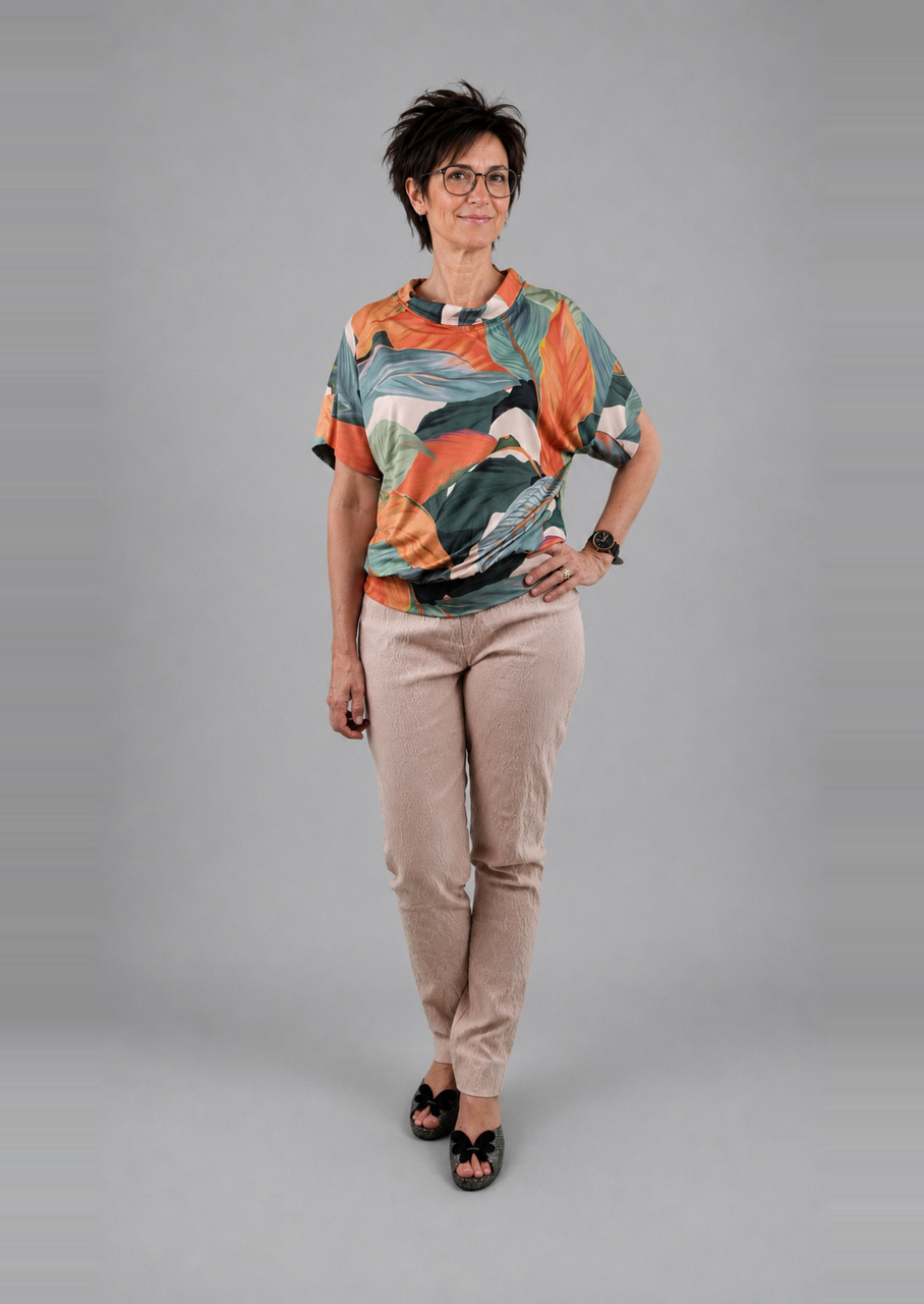 Orange grøn jersey bluse med bladprint, til nude brokade bukser