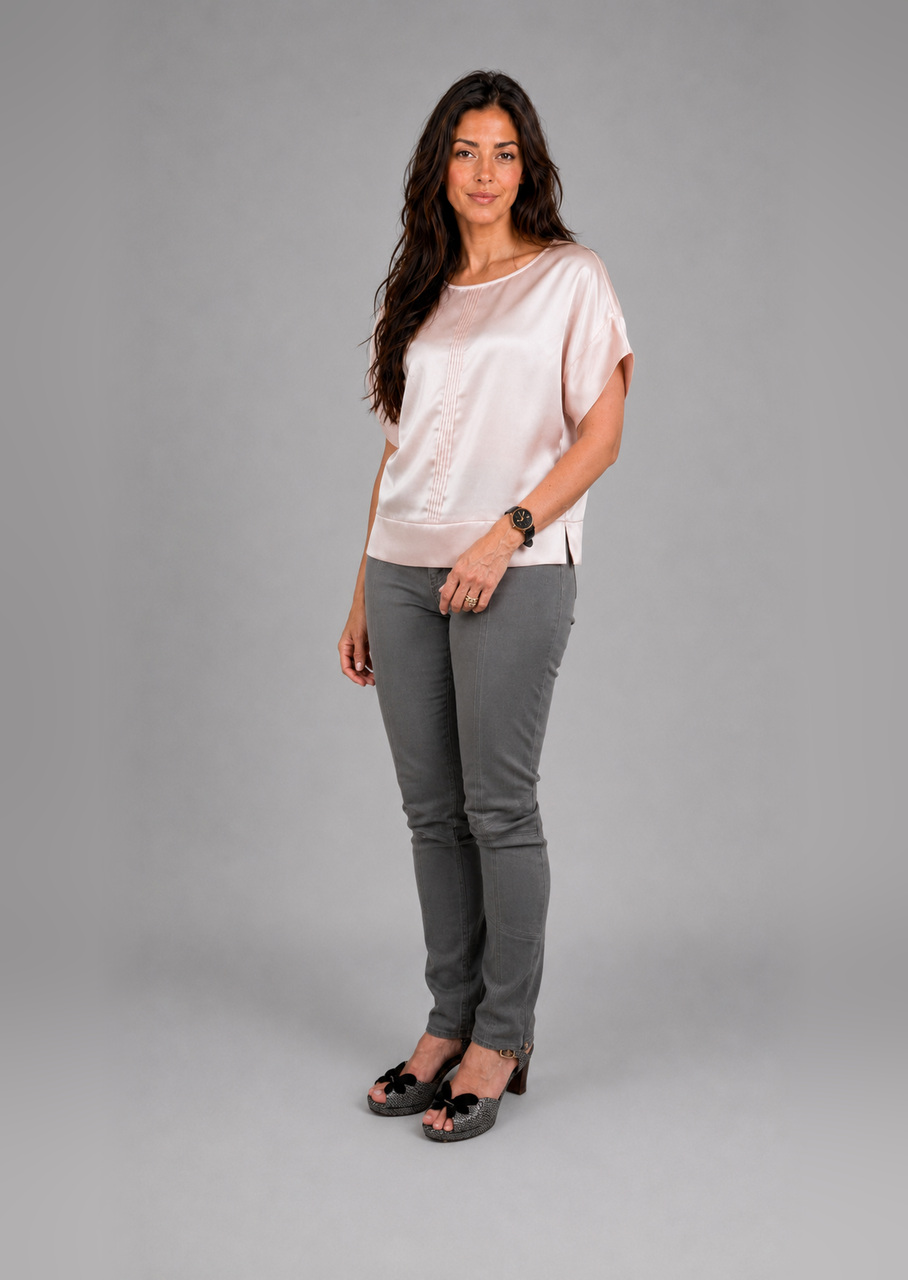 Nude silke bluse med bådudskæring, set fra siden