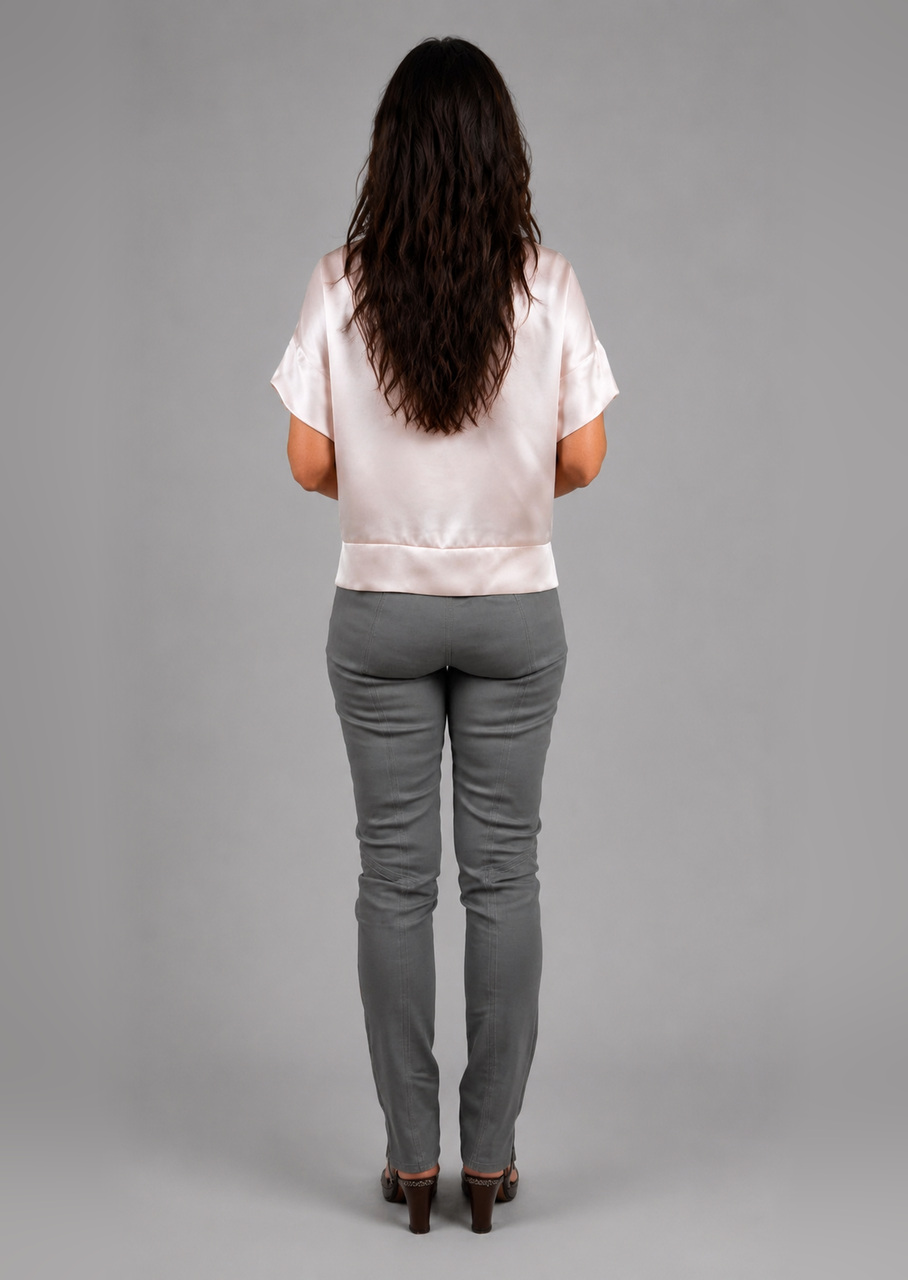 Nude silke bluse med bådudskæring, set bagfra