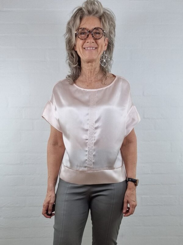 Nude silke bluse med bådudskæring