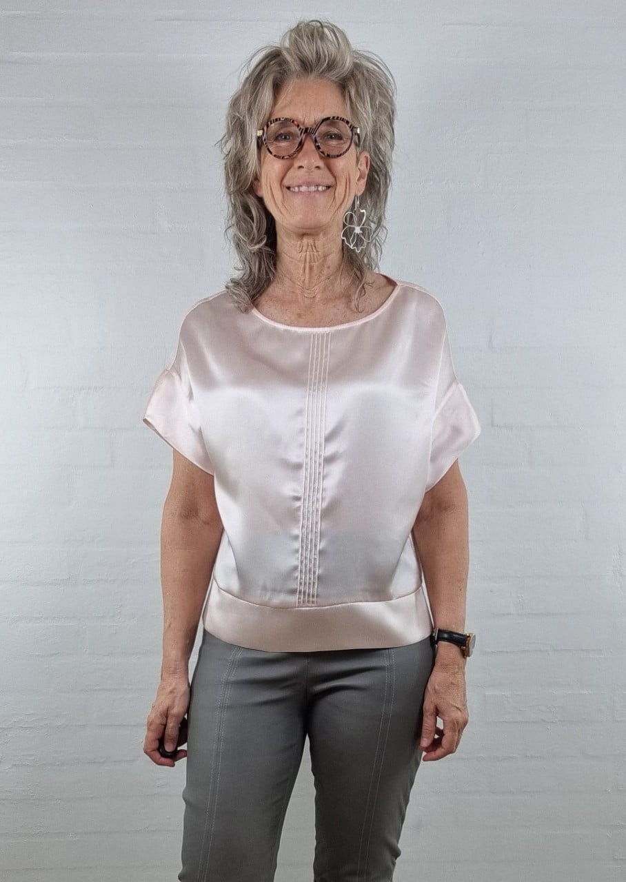 Nude silke bluse med bådudskæring