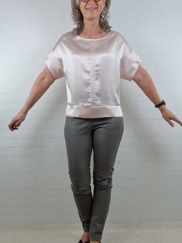 Nude silke bluse med bådudskæring