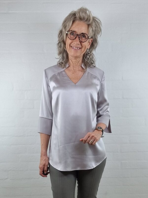 Lys lilla silke bluse med V-udskæring