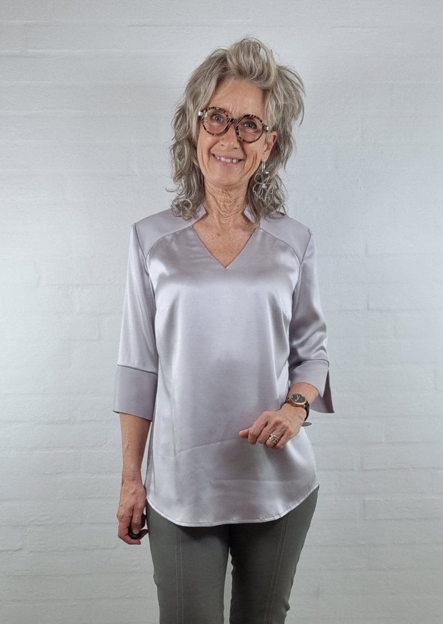 Lys lilla silke bluse med V-udskæring