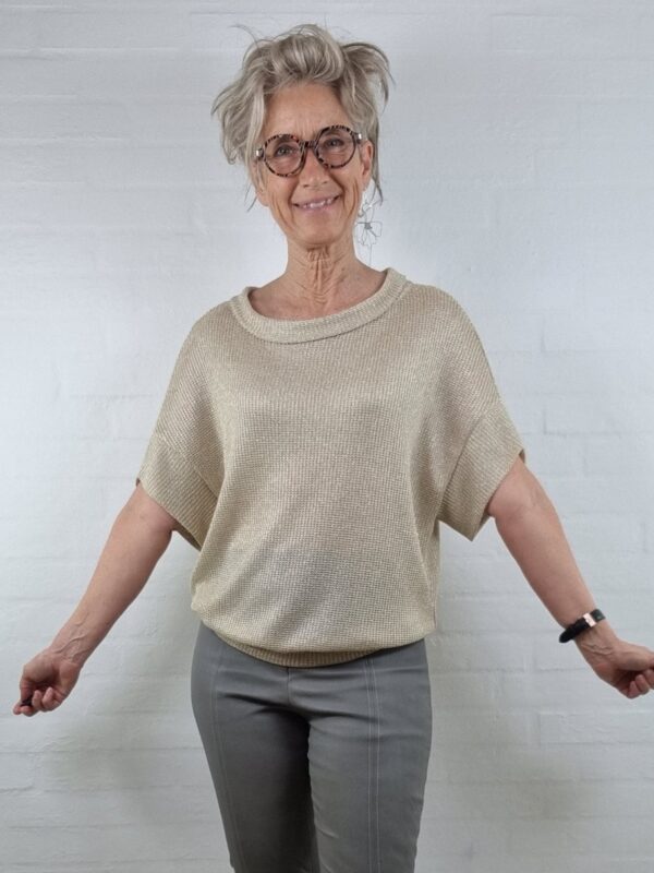 Elegant guld strik bluse m bådudskæring