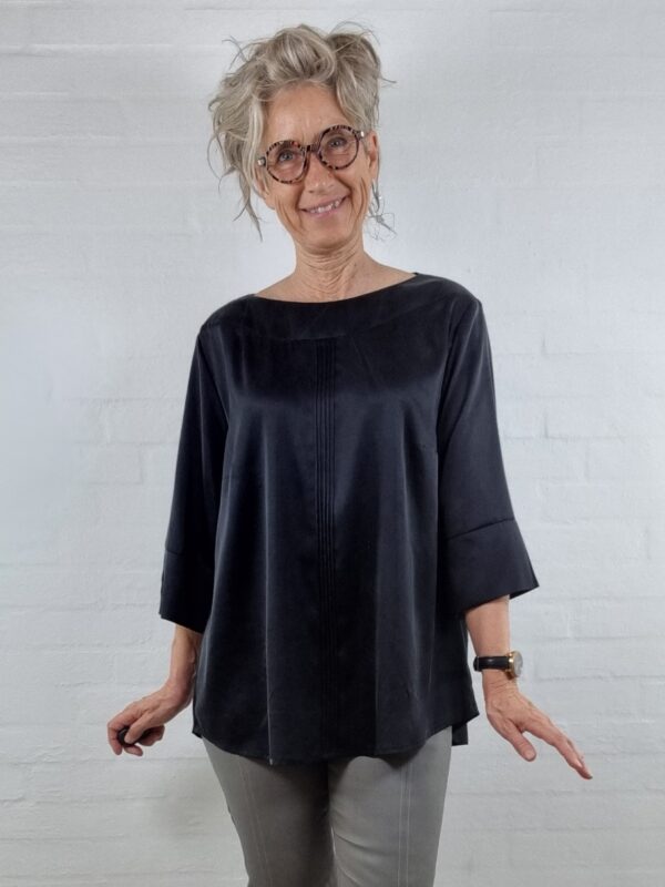 Sort silke bluse med bisser