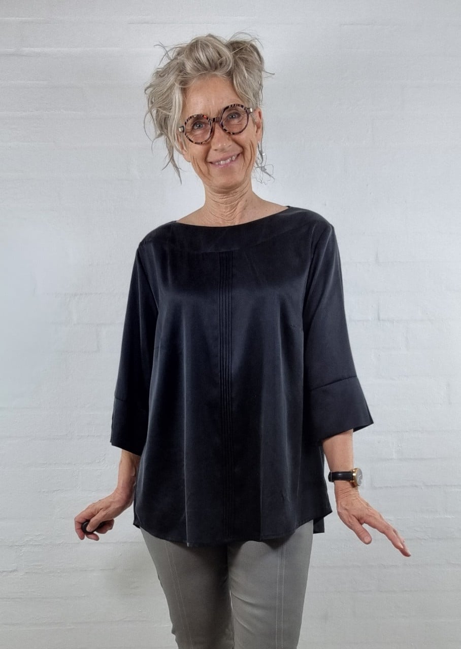 Sort silke bluse med bisser