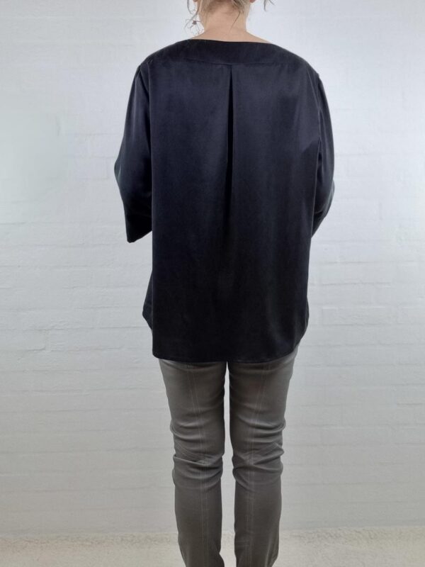 Sort silke bluse med bisser