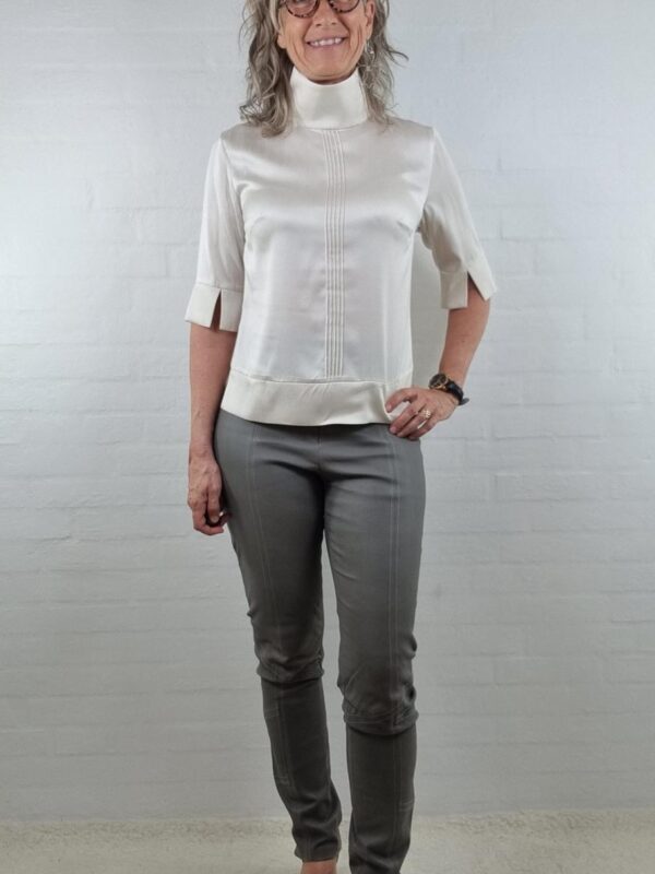 Råhvid silke bluse med høj krave