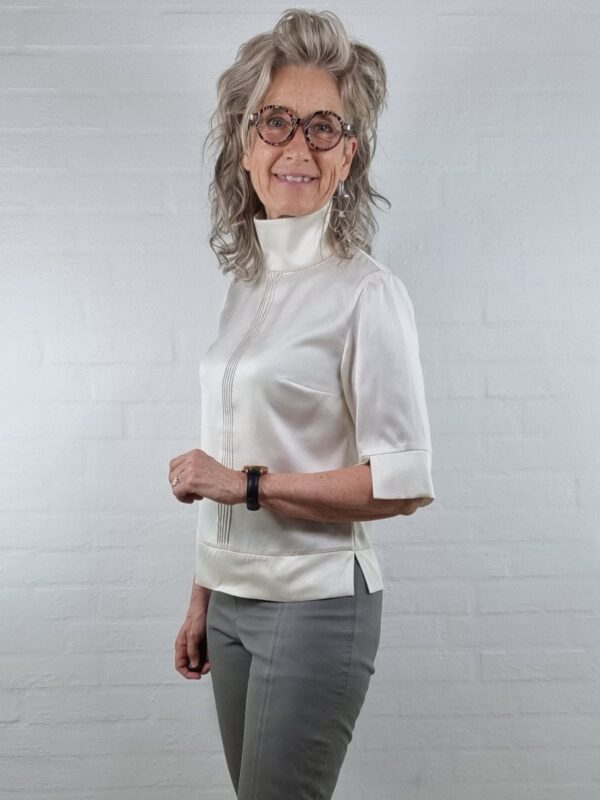 Råhvid bluse med høj krave