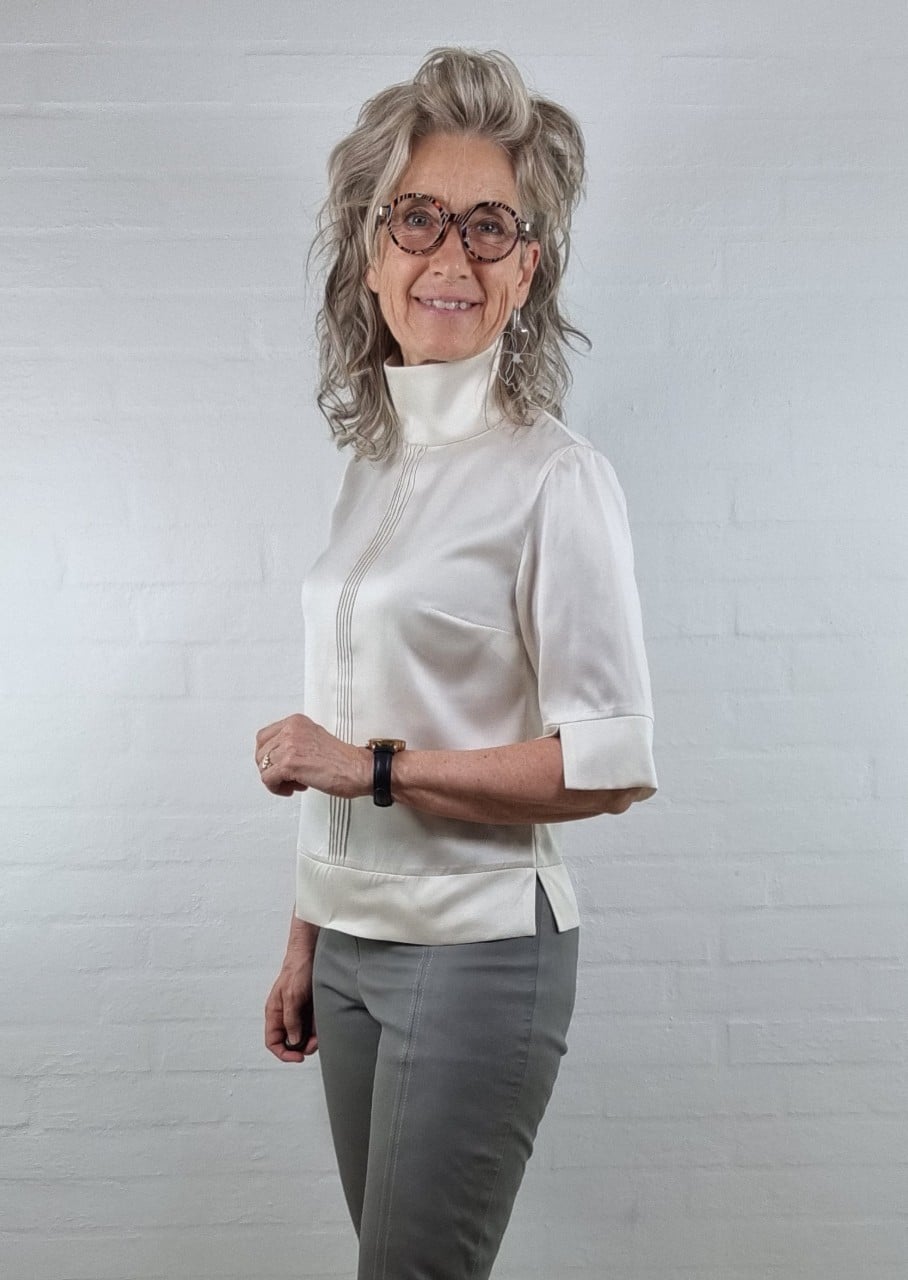 Råhvid bluse med høj krave