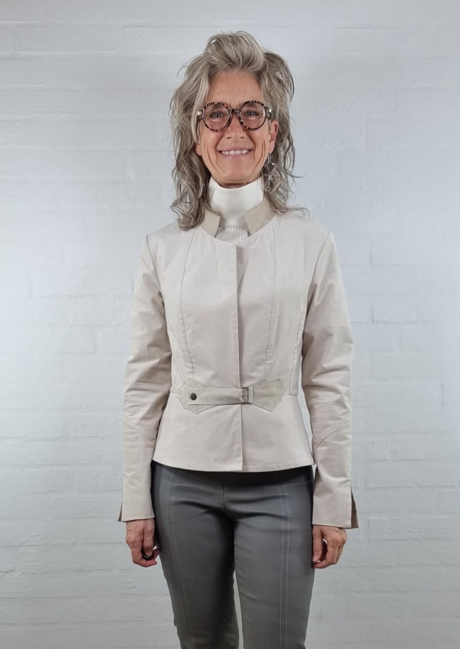 Råhvid Taljeret jakke med skind detalje