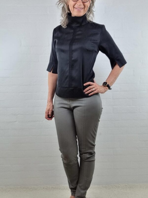 Sort silke bluse med høj krave