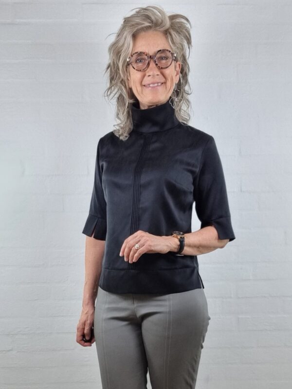 Sort silke bluse med høj krave