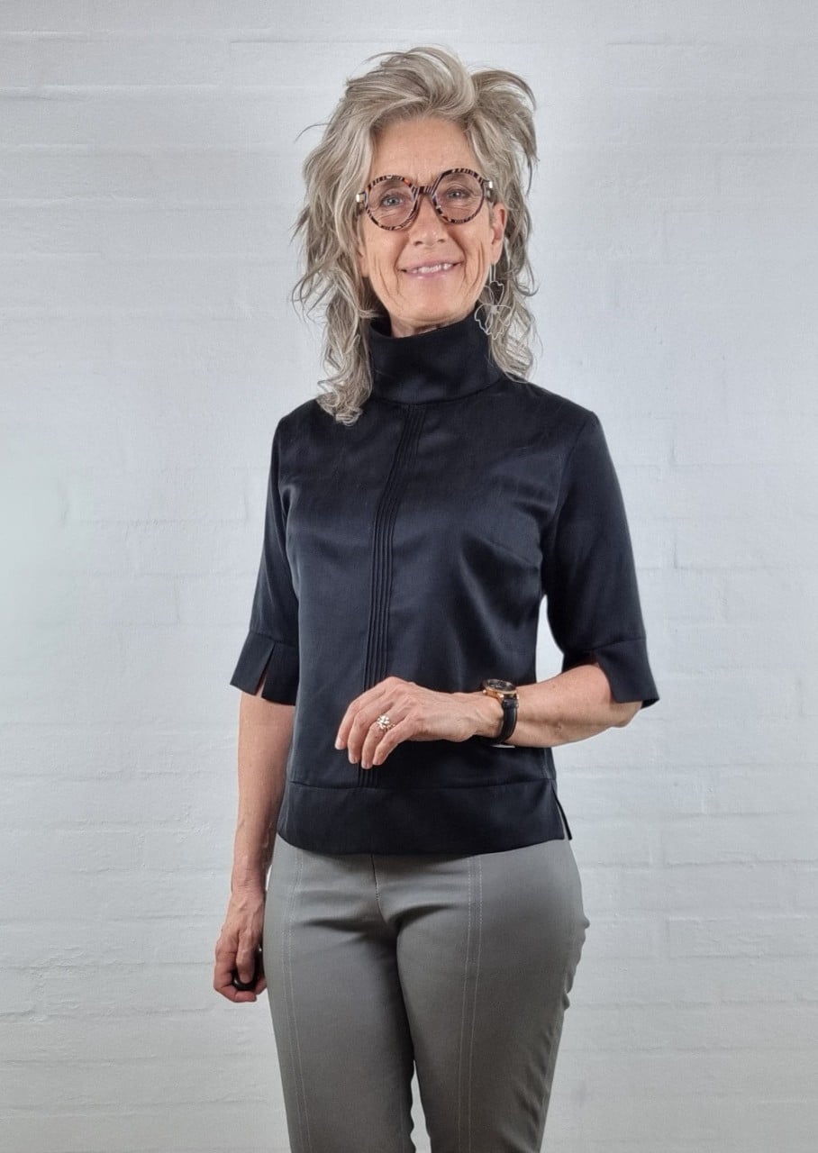 Sort silke bluse med høj krave