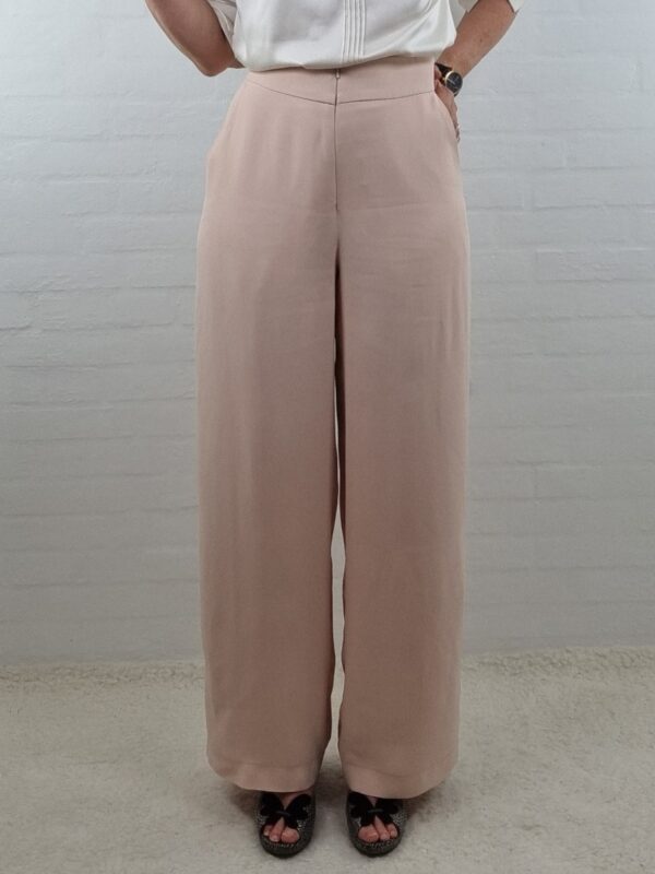 Højtaljet bukser med vidde i nude