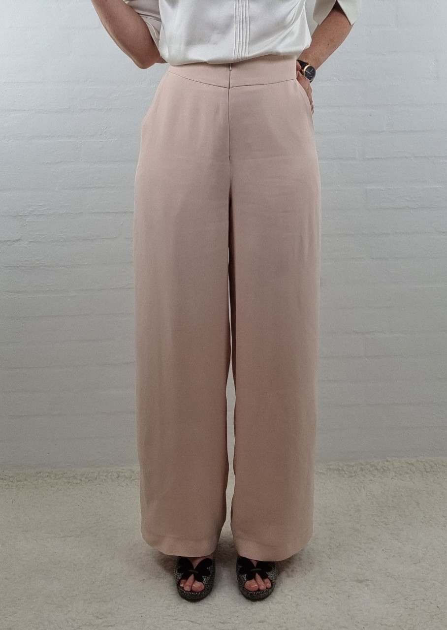 Højtaljet bukser med vidde i nude