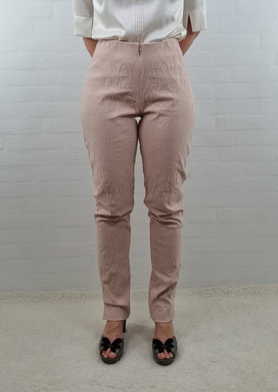 Højtaljede stretch bukser i nude brokade