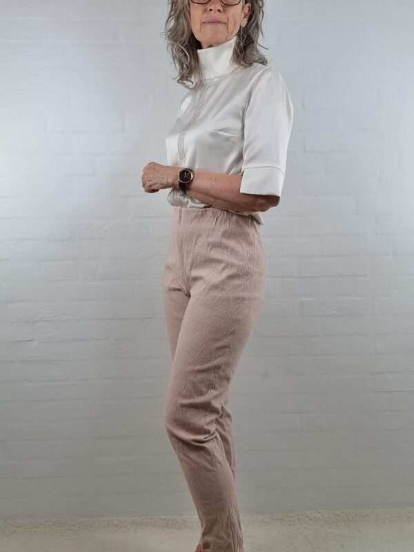 Højtaljede stretch bukser i nude brokade