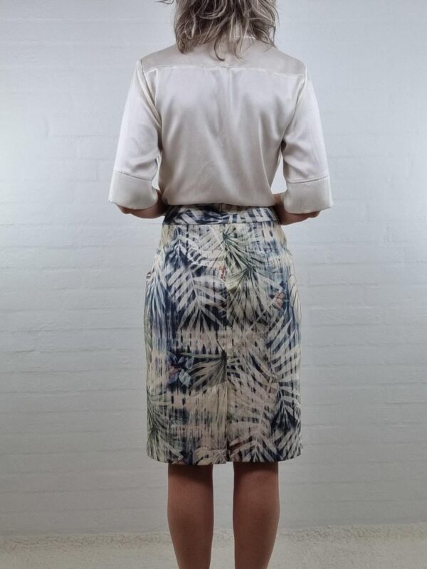 Stretch nederdel i blå råhvid og nude