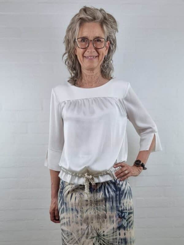 Råhvid silkebluse med bådudskæring