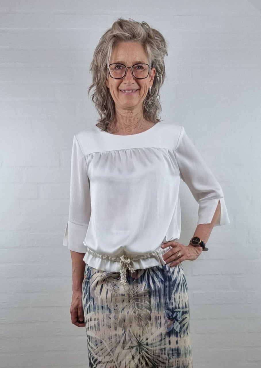 Råhvid silkebluse med bådudskæring