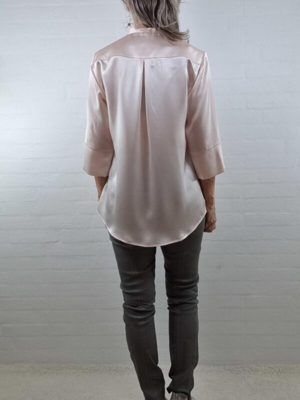 Nude silkebluse med V-udskæring