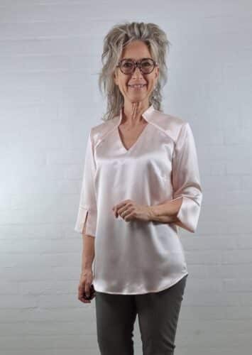 Nude silkebluse med V-udskæring